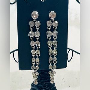 ✨2/$10✨Light Grey Dangle Earrings